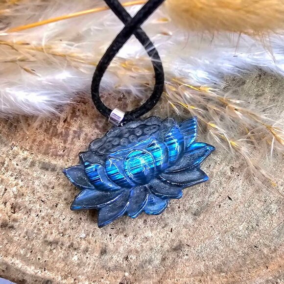 Nature Labradorite Carved Flashy Lotus Flower Pendant Necklace - Picture 7 of 9